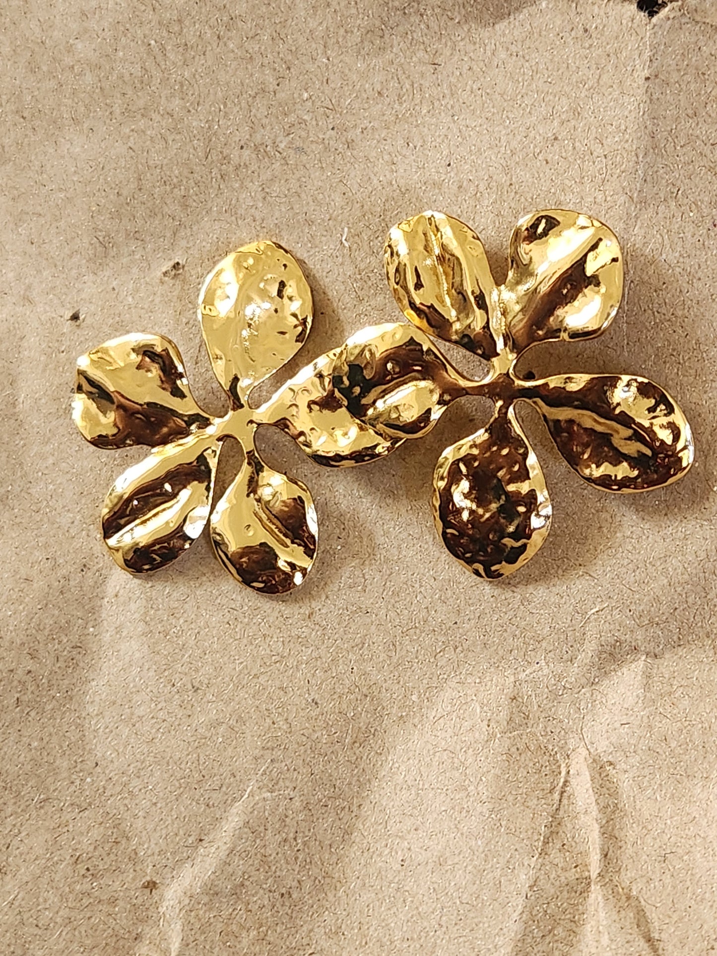 Daisy Golden +Big Studs