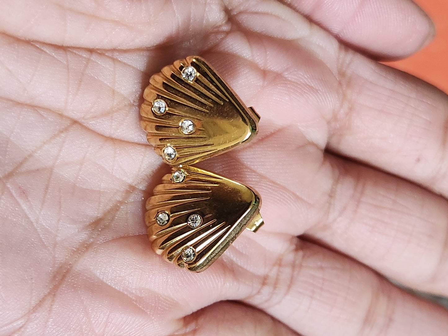 Kawai Shell Studs With Zircon