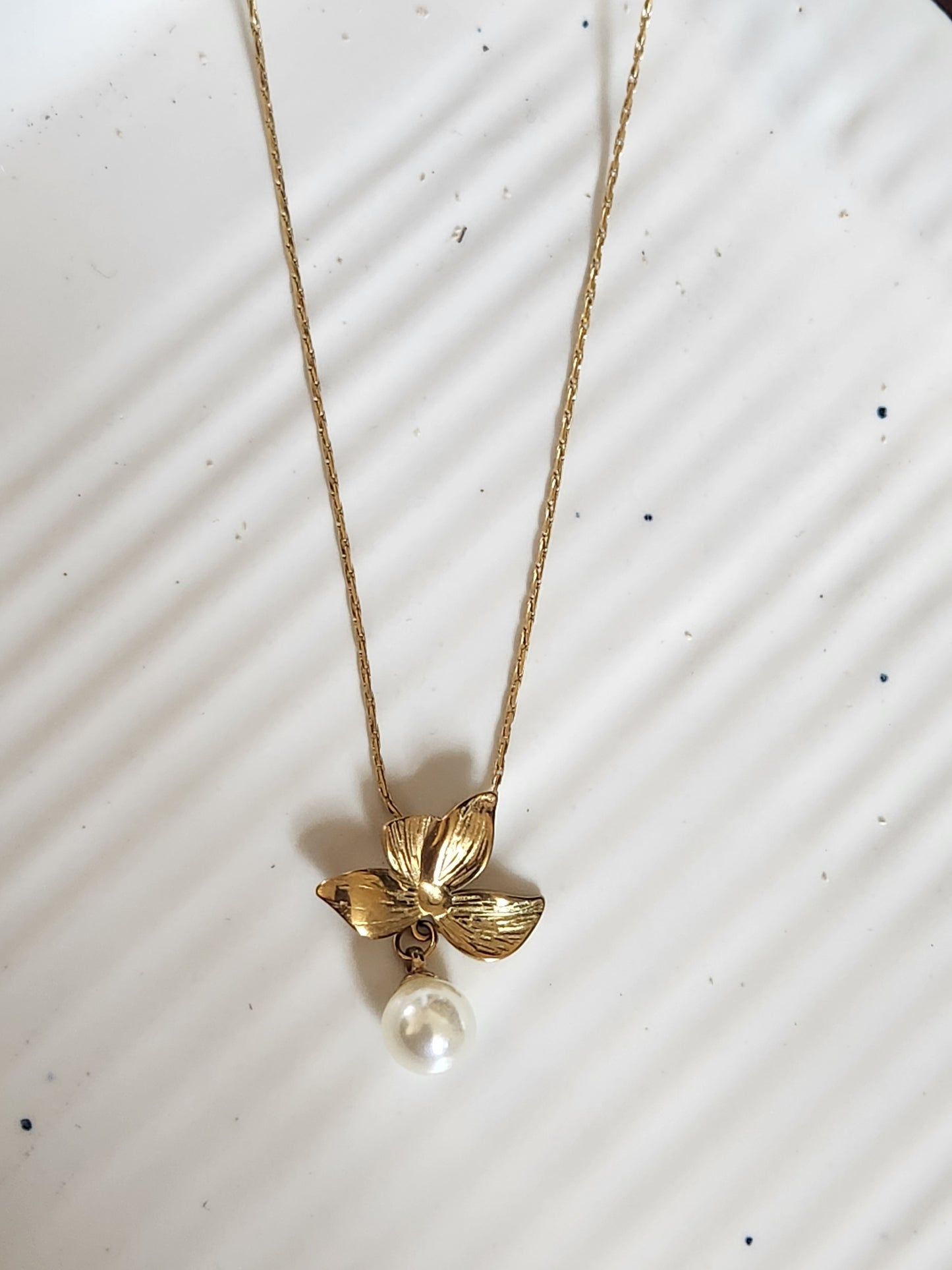 Flower & Pearl Necklace