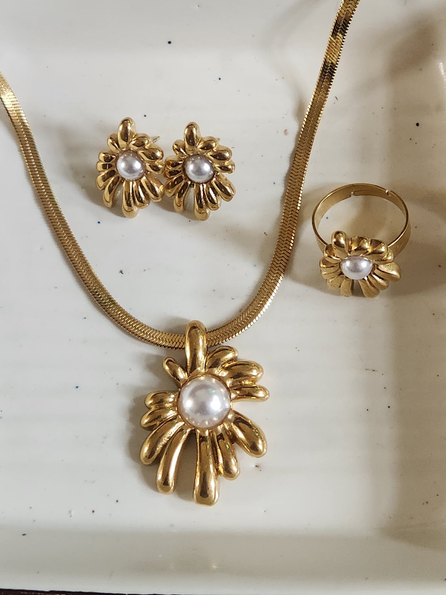 Pearly Nature Set With Earrings & Rings