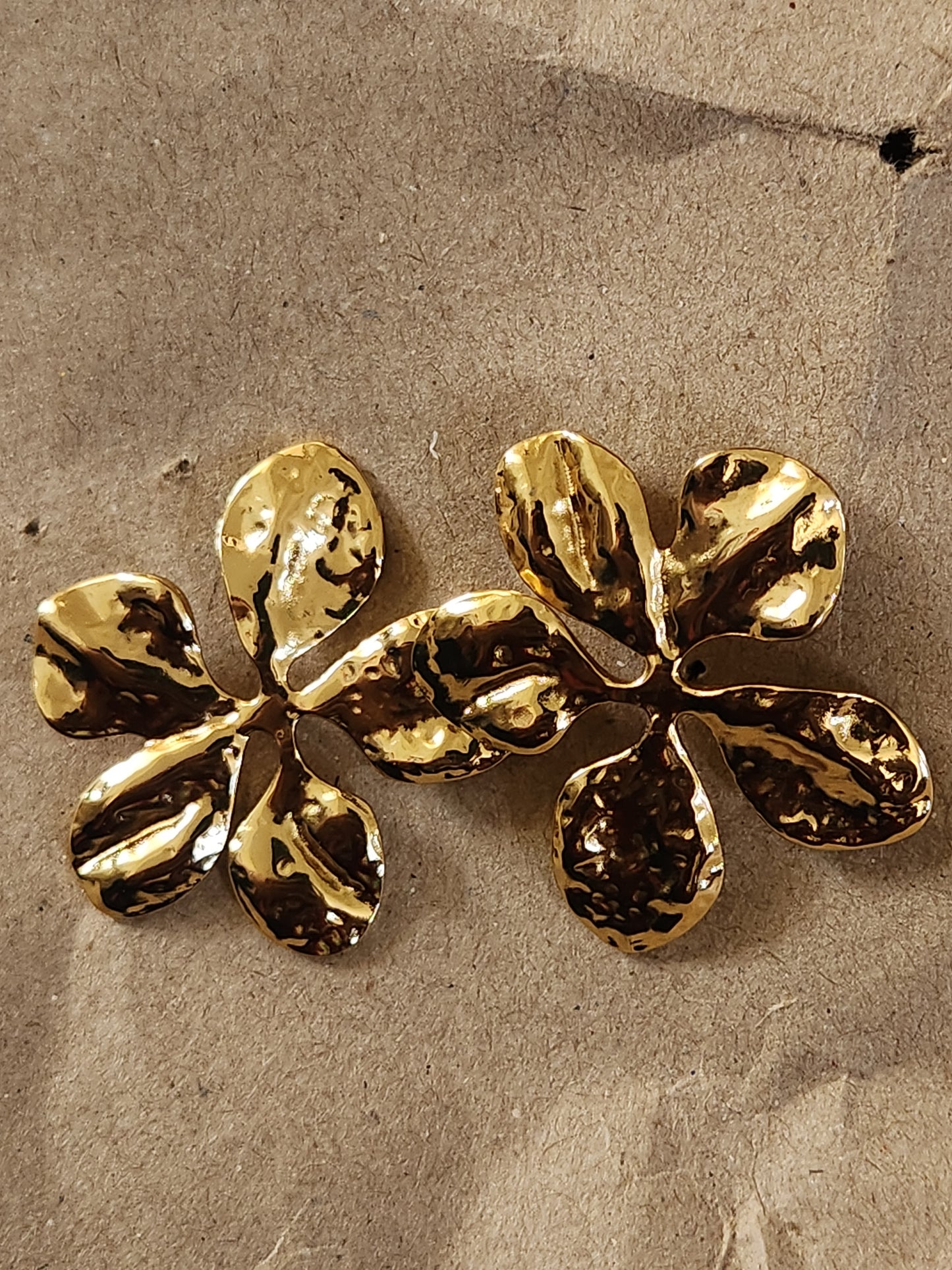 Daisy Golden +Big Studs