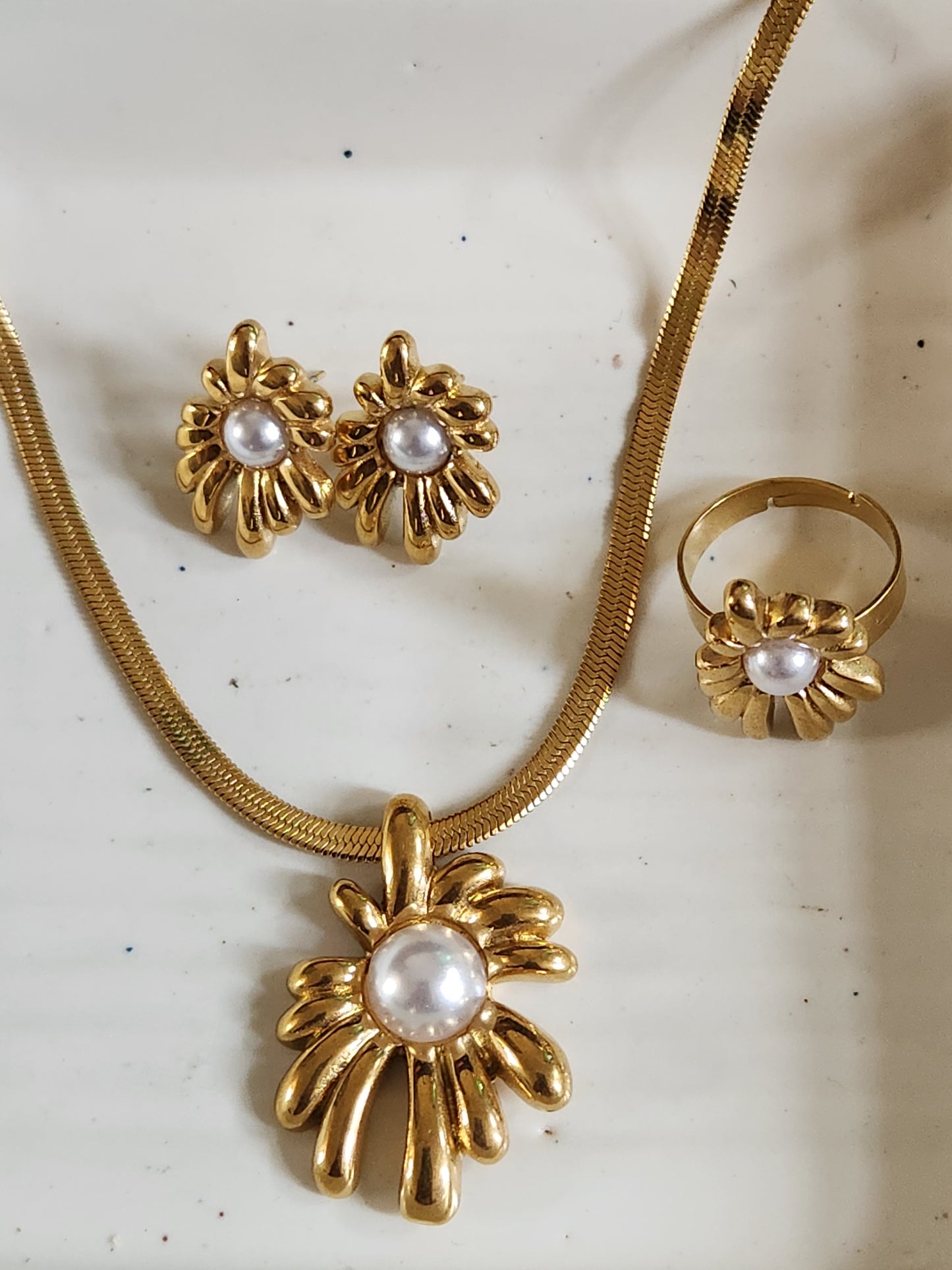 Pearly Nature Set With Earrings & Rings