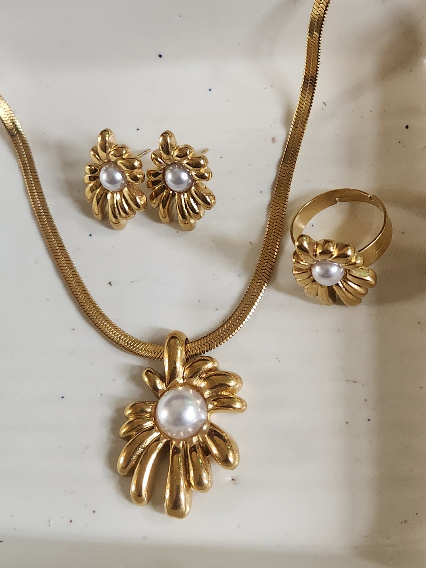 Pearly Nature Set With Earrings & Rings