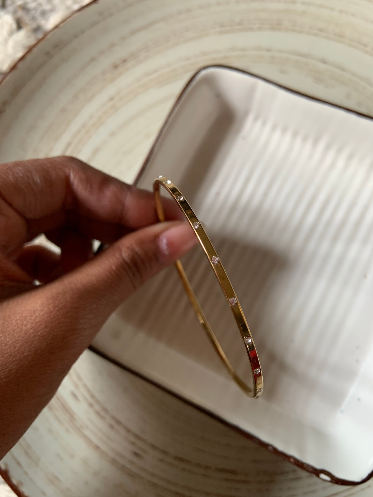 Sleek Bangle With Zircon