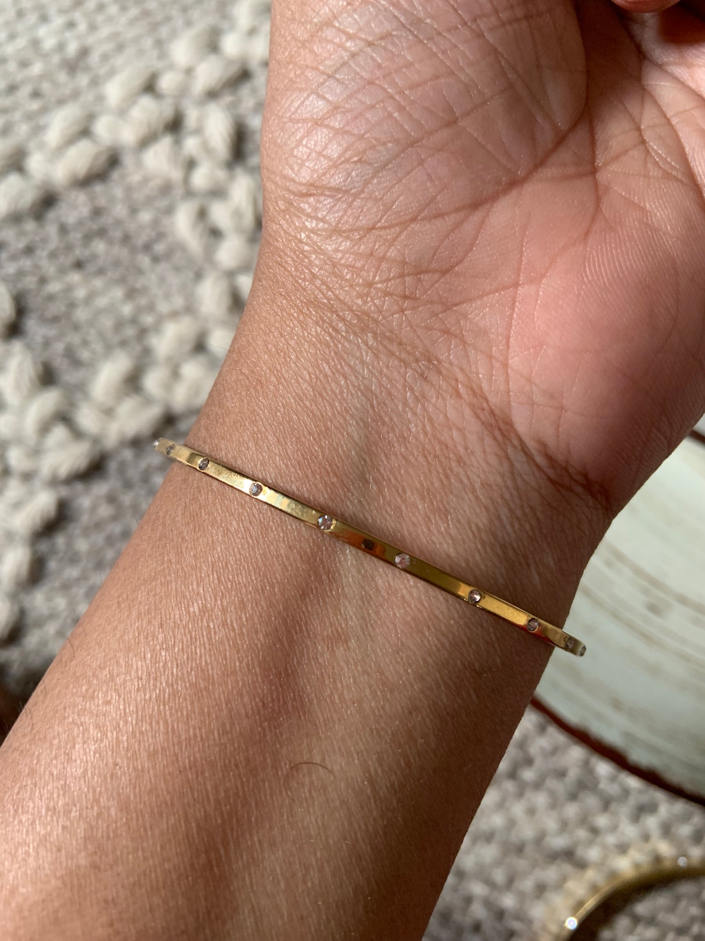 Sleek Bangle With Zircon