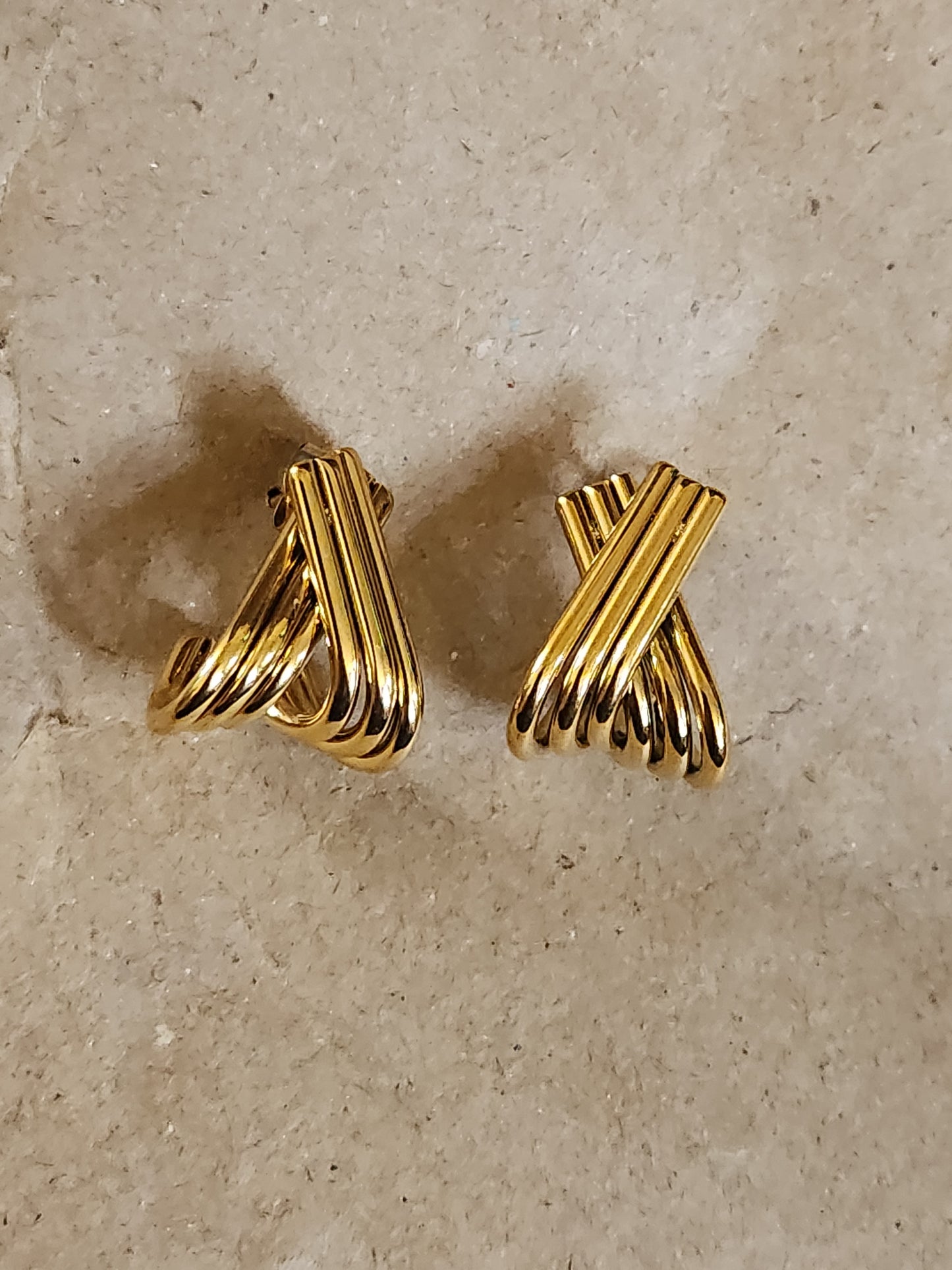 Strwetwred gold earrings