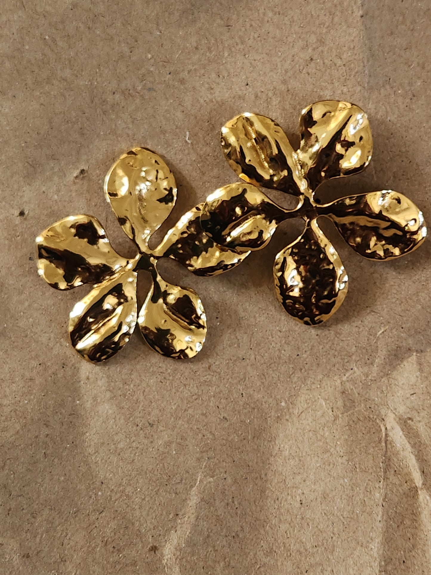 Daisy Golden +Big Studs