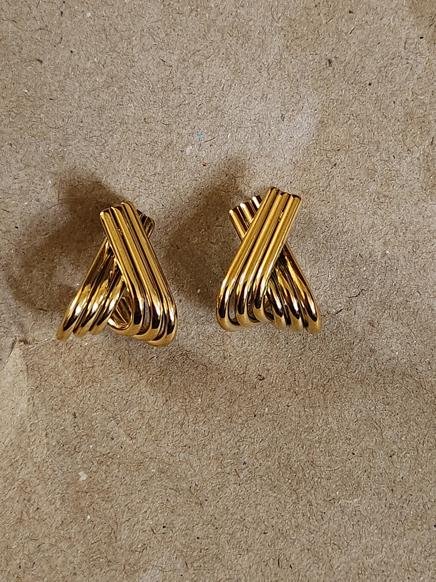 Strwetwred gold earrings