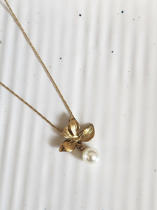 Flower & Pearl Necklace