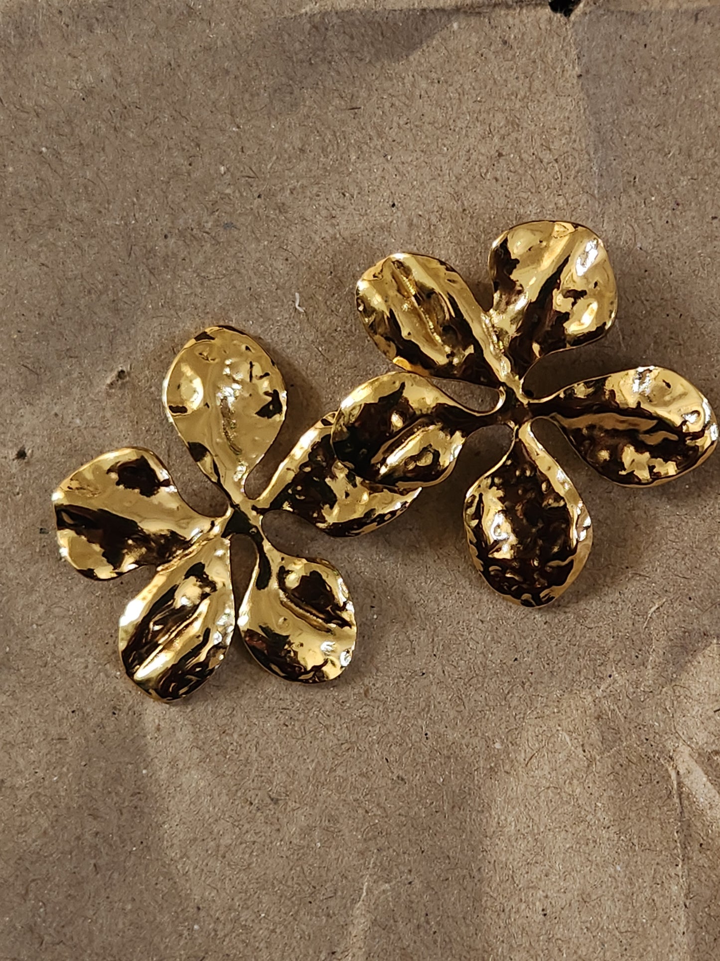 Daisy Golden +Big Studs