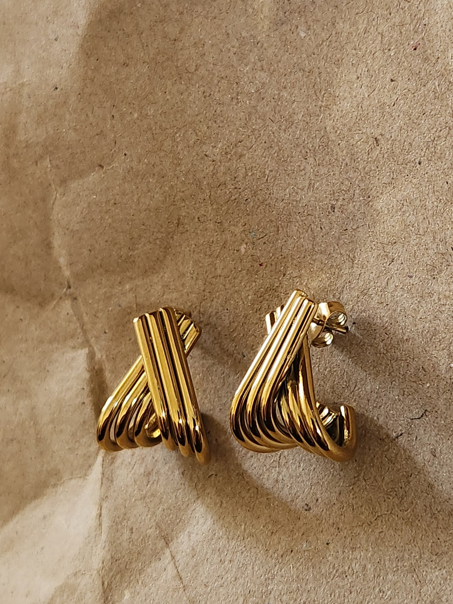 Strwetwred gold earrings