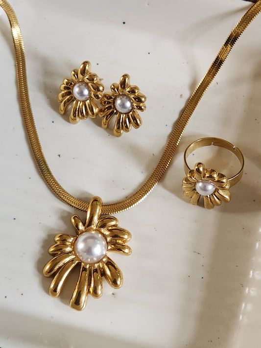 Pearly Nature Set With Earrings & Rings